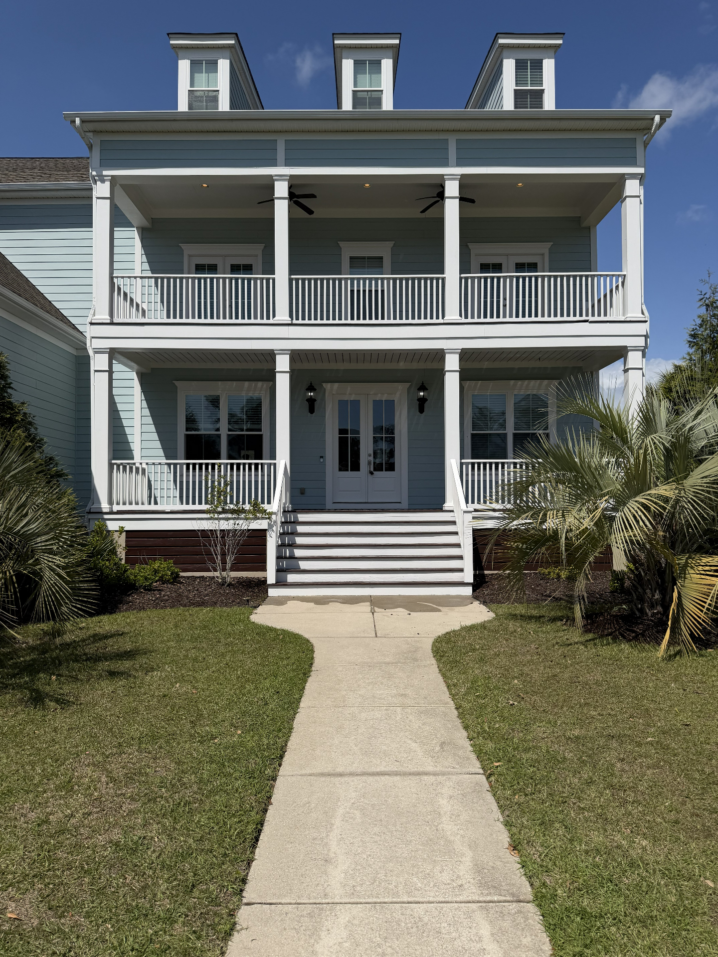 Clean blue coastal home front exterior after soft wash in Delaware